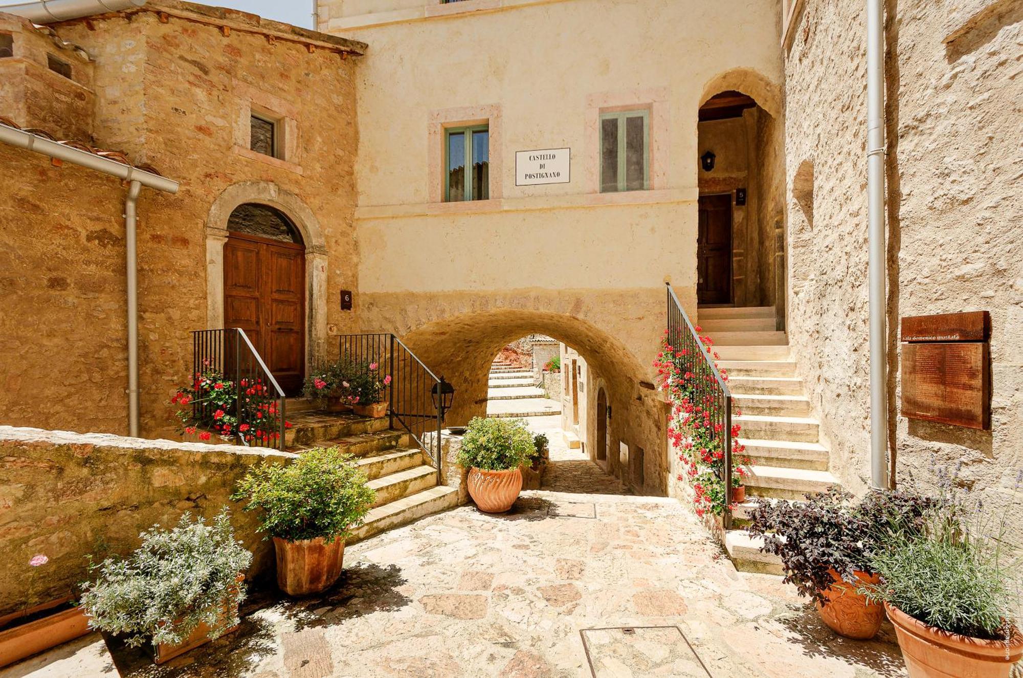 Castello Di Postignano Relais Hotel