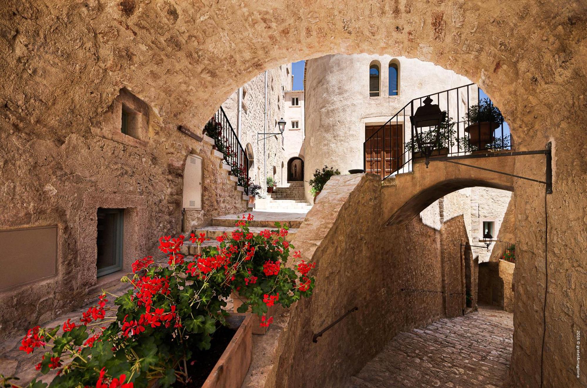 Castello Di Postignano Relais Hotel 4*